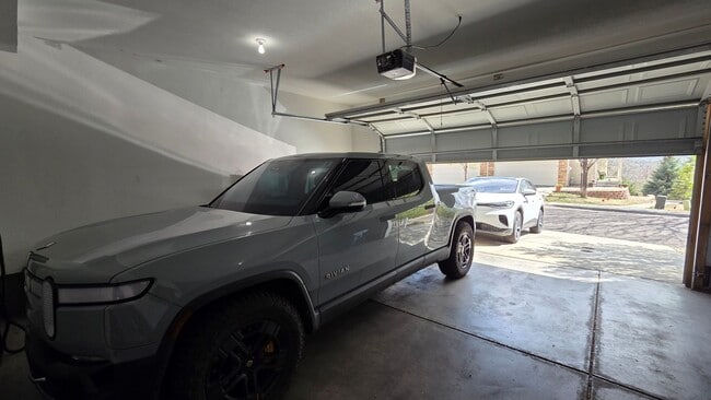 Building Photo - Modern 4 Bedroom 5 Bath Townhome - With Lots of Natural Light and Great Views!