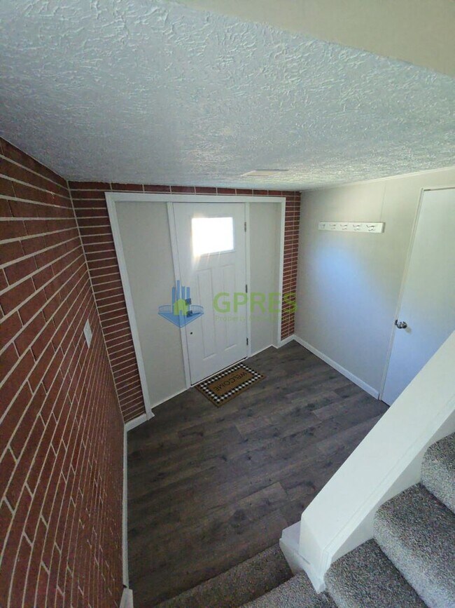 Building Photo - 5601 Rodgers St