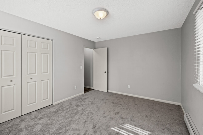 Building Photo - Rosco Apts-2720
