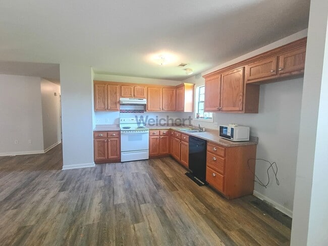 Building Photo - 3BR/2BA Home with Carport & Easy Highway Access