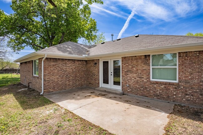 Building Photo - AVAILABLE NOW! GORGEOUS 4 BEDROOM HOME LOC...