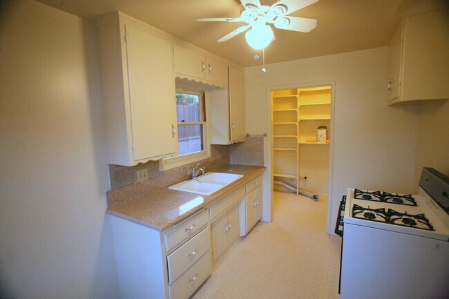 Building Photo - 2507 Blossom Ln