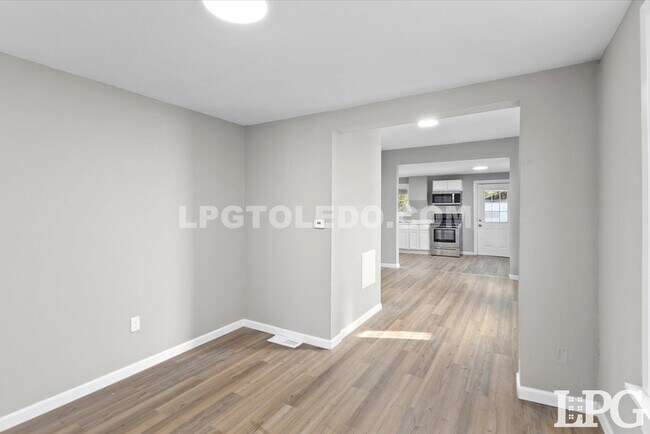 Building Photo - 1204 Navarre Ave