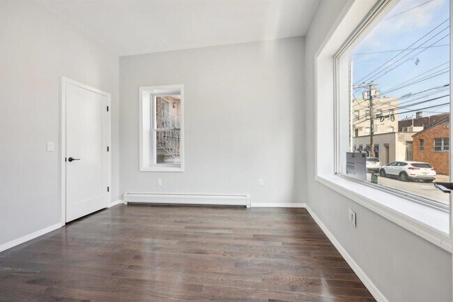 Building Photo - 541 70th St