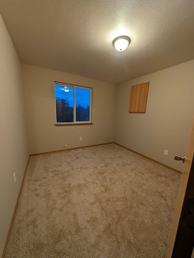 Building Photo - Illahee Home with a View and Two Primary Suites