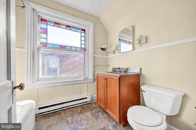 Building Photo - 1020 W Main St