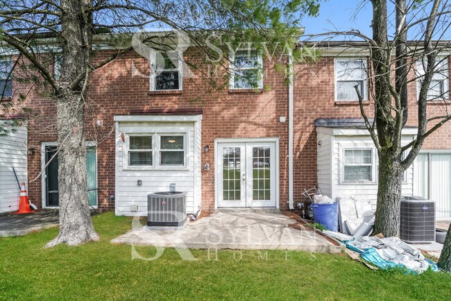 Building Photo - Enjoy living the good life in this 3 bedroom, 1.5 bathroom townhome