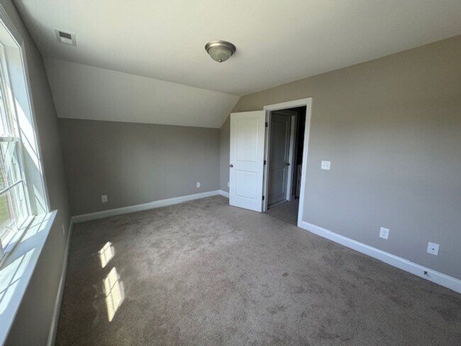 Building Photo - Like New and Move-in Ready!!