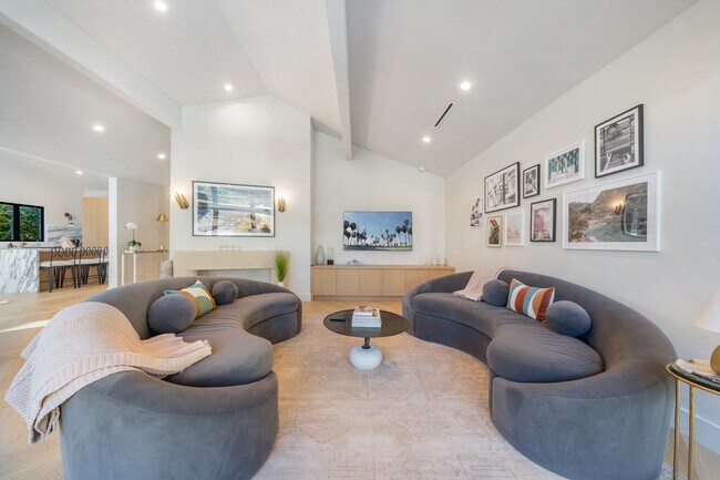 Building Photo - 2221 Bowmont Dr