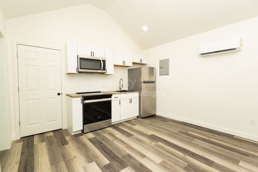 Building Photo - 5640 US-41