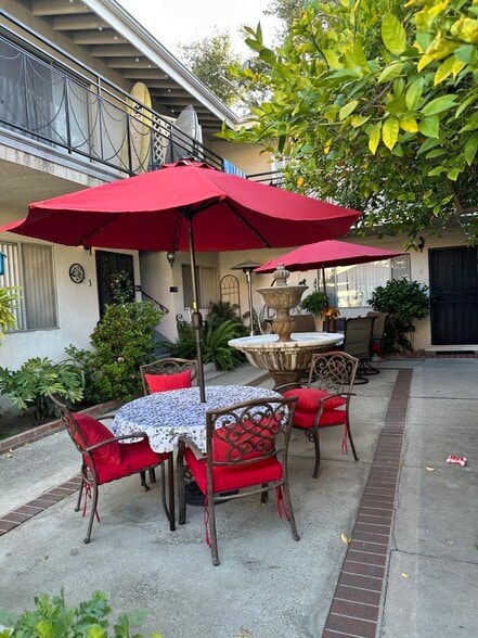 Patio Courtyard - 11130 Huston St