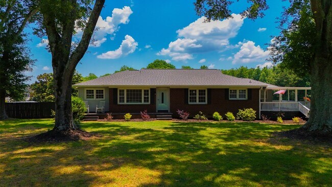 Building Photo - Beautiful 3 Bedroom Home in Central, SC