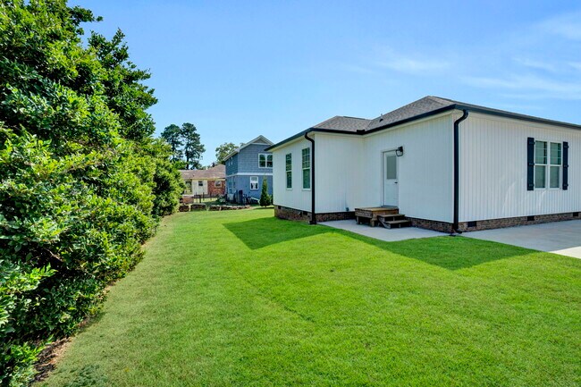 Building Photo - 100 E Maple St