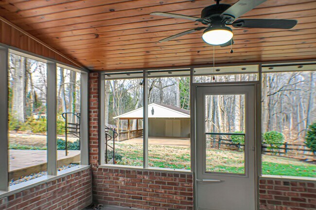 Building Photo - 4 Bedroom on 1 acre