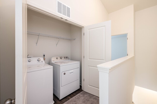 Building Photo - BEAUTIFUL 2 Bedroom Townhome in MIDLAND AVAILABLE