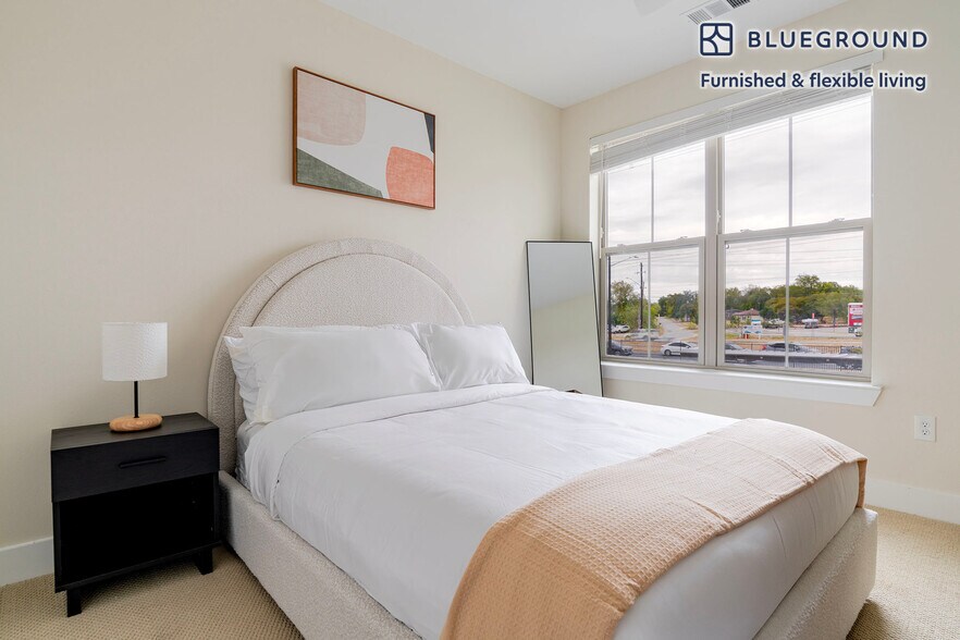 Building Photo - 1501 W Howard Ln