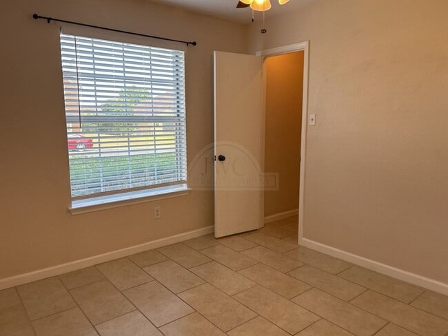 Building Photo - 4910 Parkwood Dr