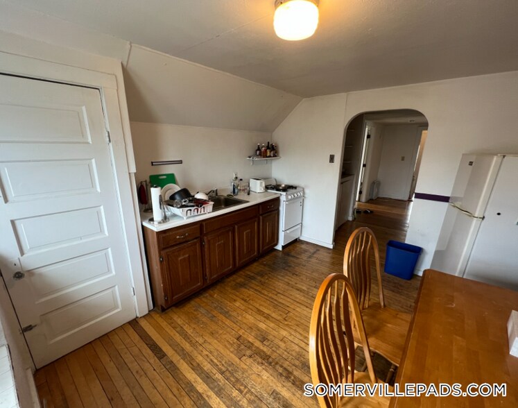 Building Photo - 11 Burnham St