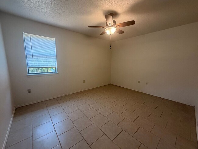 Building Photo - 1401 S Houston Ave
