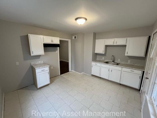 Building Photo - Renovated Charmer with Large Kitchen, Cove...