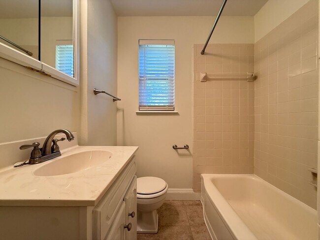 Building Photo - 715 N Avalon Rd