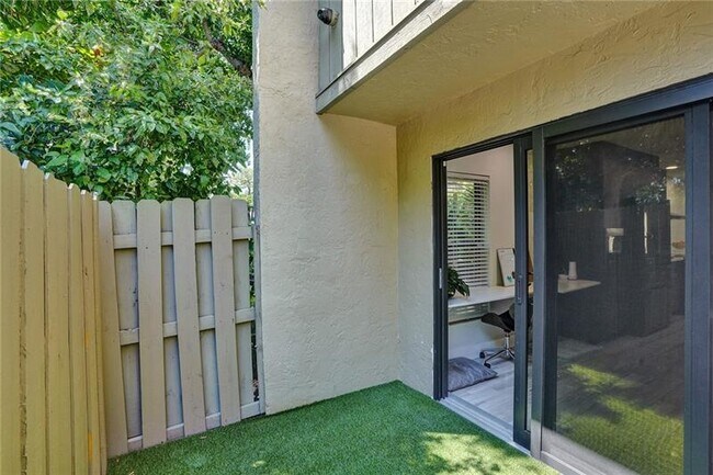 Building Photo - 91 NE 17th Ct