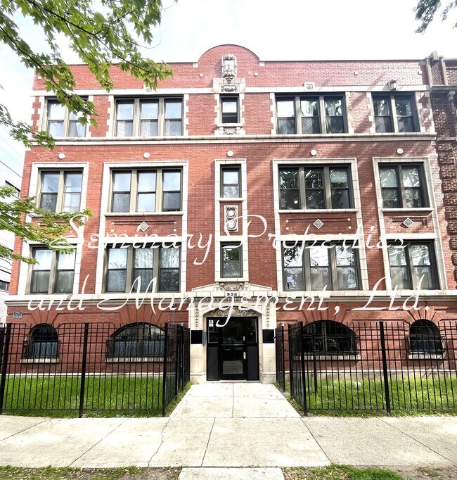 Building Photo - Great apartments in the heart of Uptown, one block from the red line