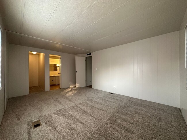 Building Photo - 3b, 2b, 1,100sq.ft. - Emmett -  right on payette river!
