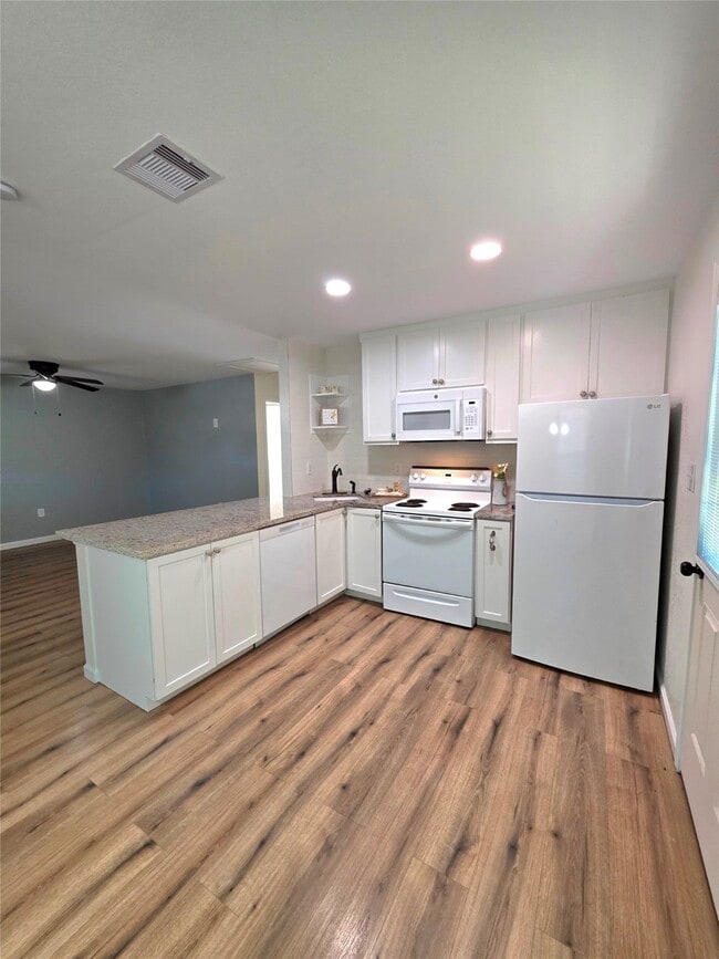 Building Photo - 5422 Pine Ave