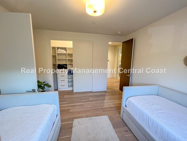 Building Photo - AVAILABLE JANUARY - Fully Furnished Modern...