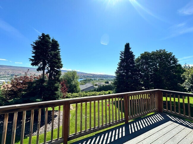 Building Photo - Stunning 3 Bedroom and 3 Bathroom Home, La...