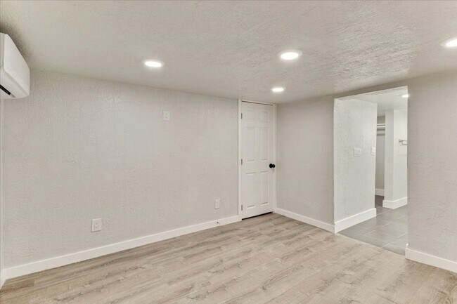 Building Photo - 672 S 200 W
