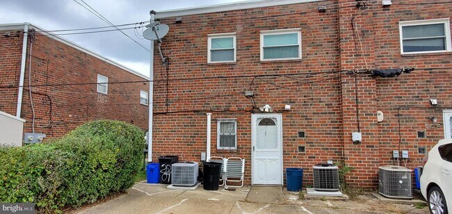 Building Photo - 2170 Strahle St