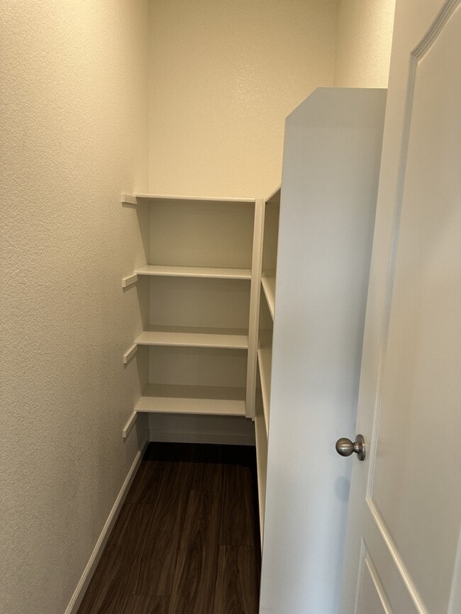 Building Photo - Manteca 5 Bedroom, 3 Bath Executive Style ...
