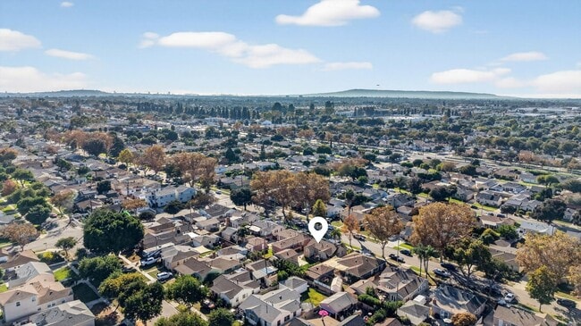 Building Photo - Beautifully Remodeled 3-Bedroom Home in Prime Lakewood Neighborhood