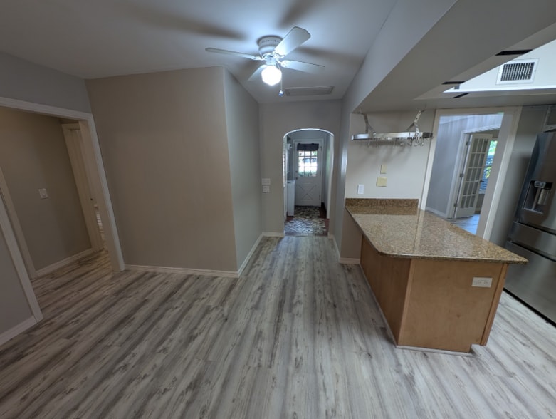 Building Photo - 557 Wilkie St