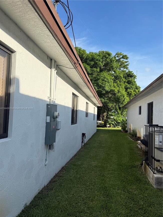 Building Photo - 5140 SW 24th St