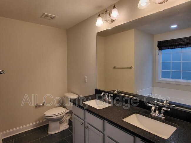 Building Photo - 216 Meritage St