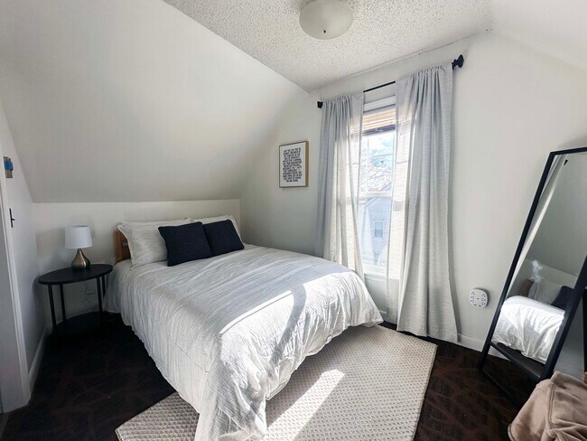 Building Photo - 13 Center St