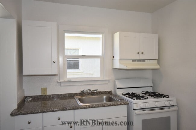 Building Photo - 751 5th St