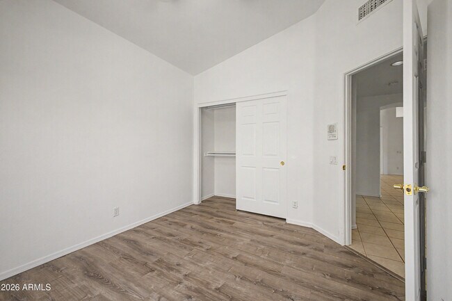 Building Photo - 1320 E Cottonwood Ln