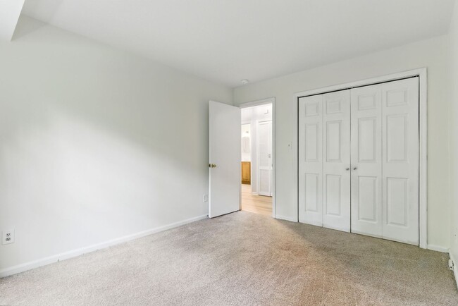 Building Photo - Updated Condo with Community Amenities