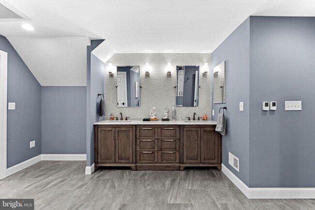 Building Photo - 8138 Rondelay Ln