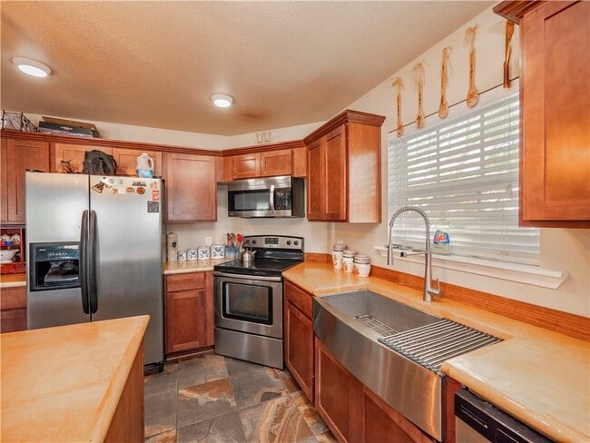 Building Photo - 691 Tamarack Dr