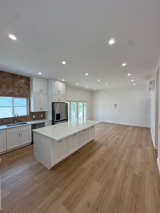 Building Photo - 1135 Scofield Dr