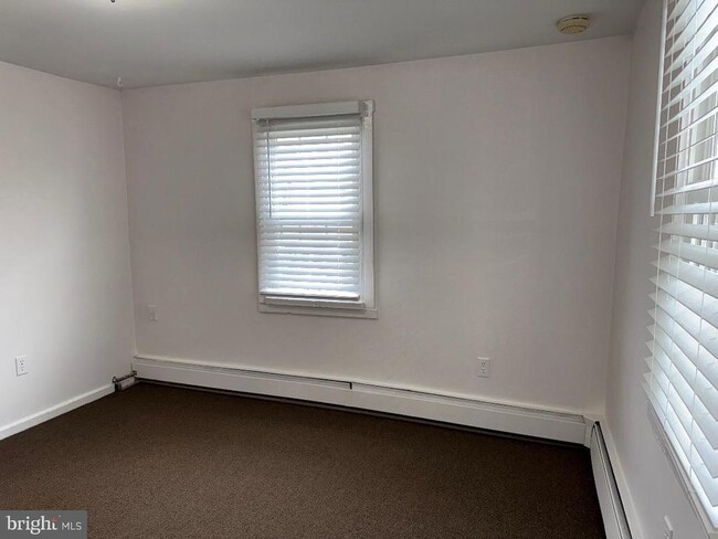 Building Photo - 6 N Main St