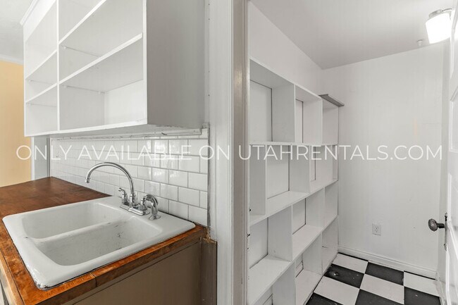 Building Photo - 10470 S Columbine Cir