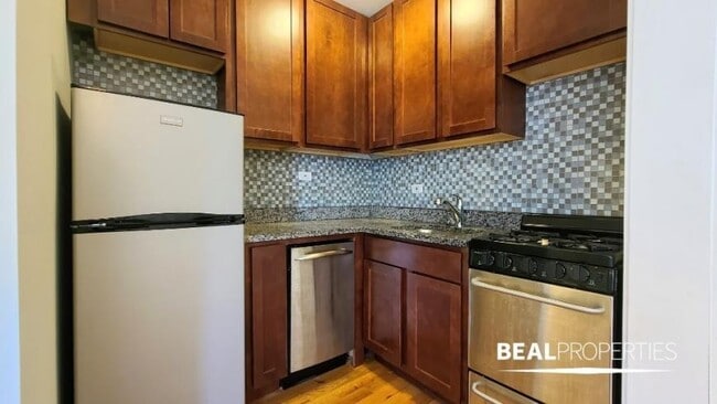 Building Photo - 0 bedroom in CHICAGO IL 60657