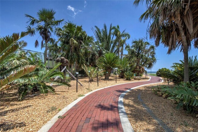 Building Photo - 300 Beach Dr NE