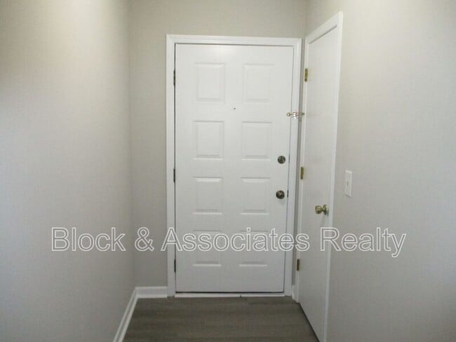 Building Photo - 302 Windsor Manor Way